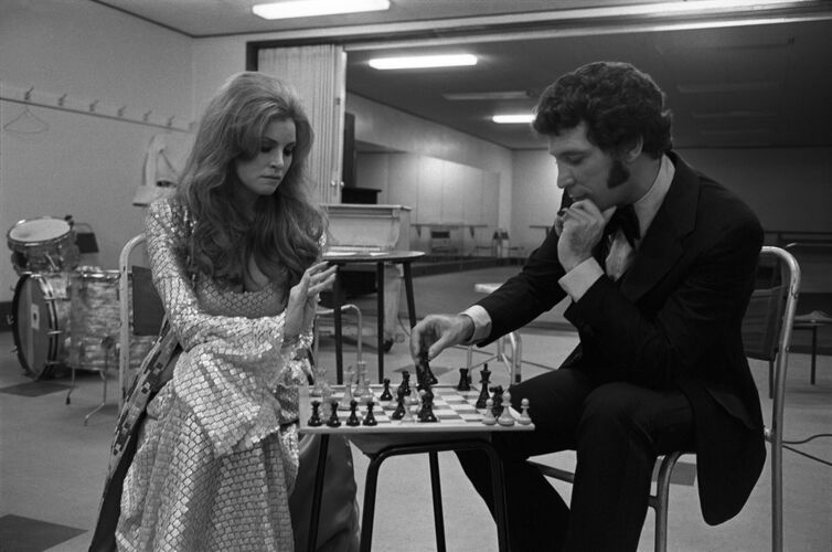 TON_RW125: Raquel Welch