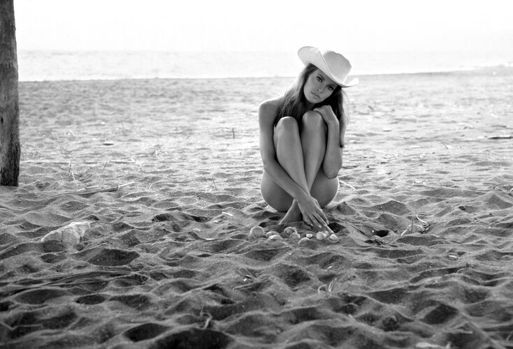 TON_RW180: Raquel On The Beach