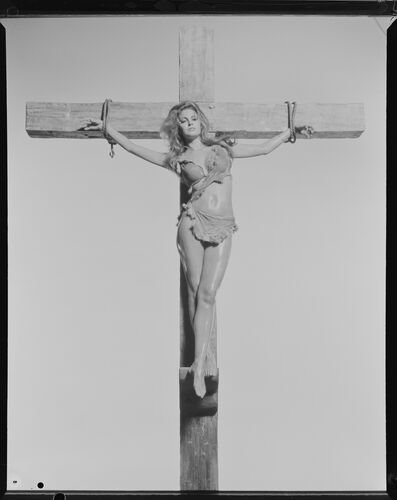 TON_RW218: Raquel on the cross