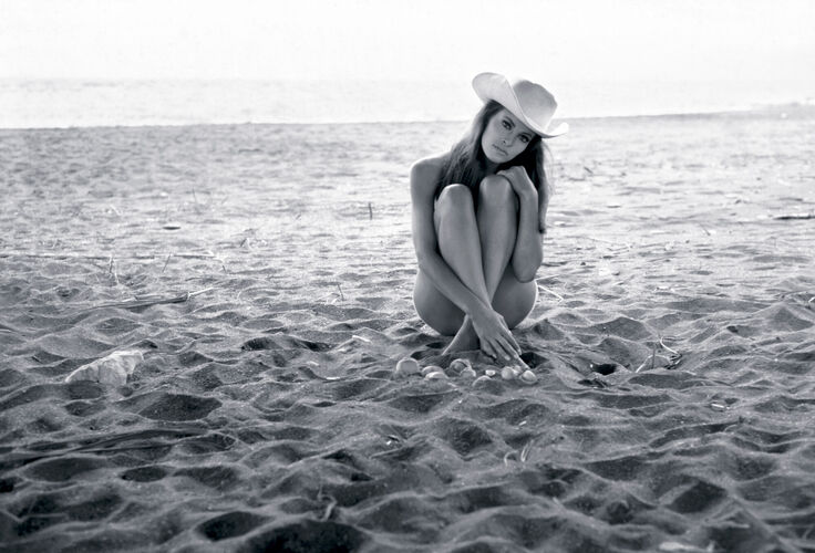TON_RW270: Raquel On The Beach