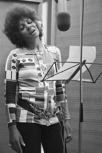 TON_SB001: Shirley Bassey