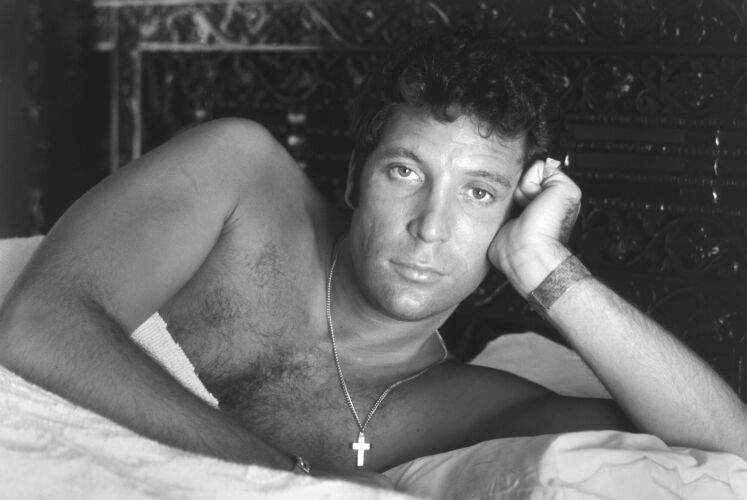 TON_TJ042: Tom Jones In Bed