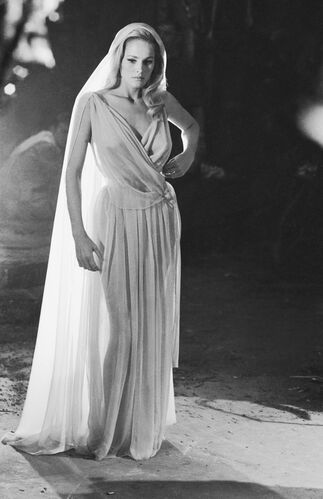 TON_UA010: Ursula Andress