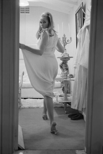 TON_UA013: Ursula Andress