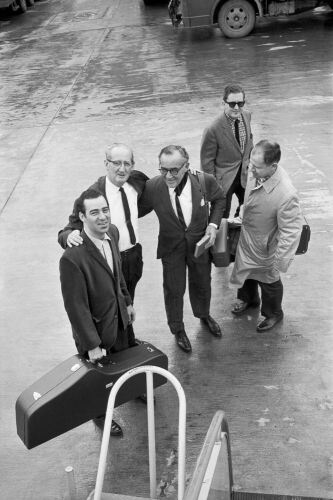 TW_BG016: Benny Goodman and his band of musicians at O'Hare International Airport